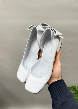 Туфли из натуральной итальянской кожи и замша женские на каблуке с бантиком белые нарядные свадебные6 фото