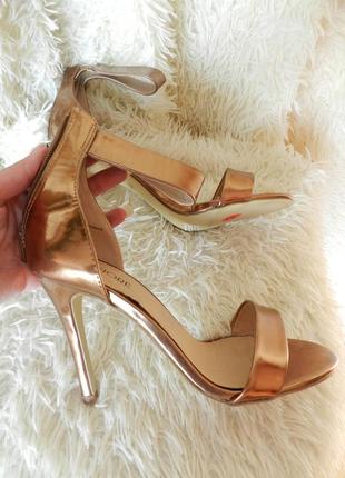 ✅ босоніжки на високих підборах