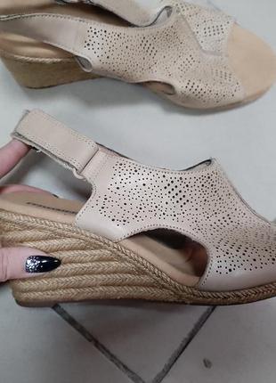 Босоножки кожаные clarks на танкетке р.38-39