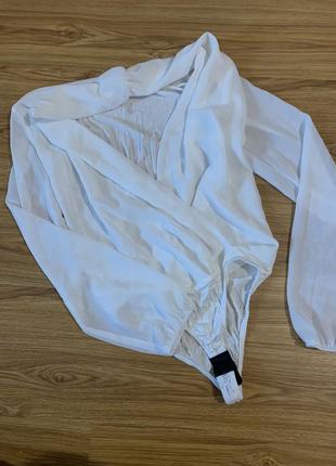 Женское белое боди prettylittlething