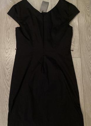 Черное прямое платье без рукавов5 фото