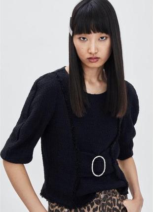 Zara чорна твідова блузка з брошкою