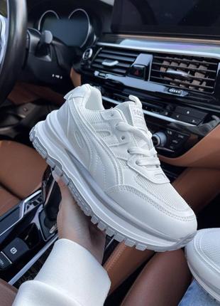Білі кросівки жіночі