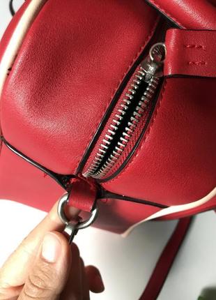 Стильная, вместительная сумка parfois, красивого красного цвета7 фото