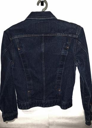 Женская джинсовая куртка темно-синего цвета guess2 фото