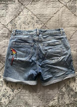 Женские джинсовые шорты с нашивками1 фото