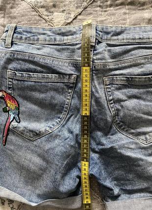 Женские джинсовые шорты с нашивками4 фото