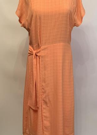 Яскрава сукня на запах