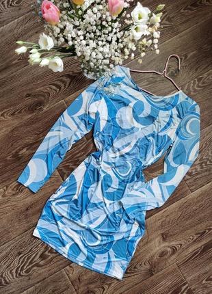 Платье с открытой спинкой