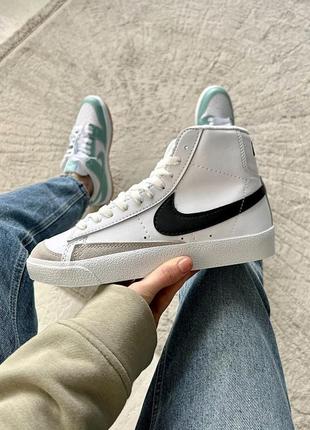 Трендовые женские высокие кроссовки nike blazer mid ‘77 white black logo белые с чёрным логотипом1 фото