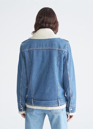 Жіноча джинсова oversize куртка на хутрі3 фото