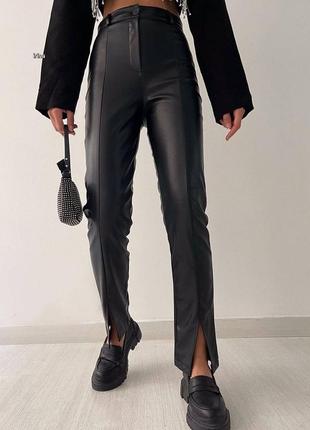 Шкіряні брюки чорні однотонні турецька екошкіра на високій посадці на блискавці вільного крою стильні трендові