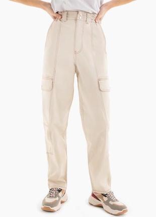 Хлопковые светло-бежевые брюки baggy с карманами-карго