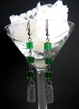 Оригінальні авторські сережки з китичками з ланцюжків і скляними намистинами5 фото