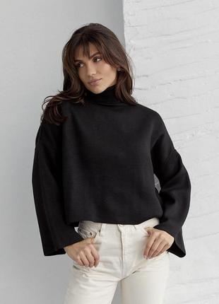 Однотонная кофта с высокой горловиной и расширенными рукавами