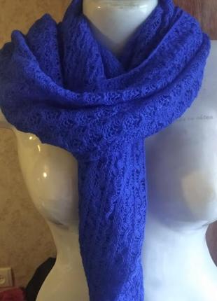 Красивый длинный широкий синий шарф цвет электрик, вязка паутинка4 фото