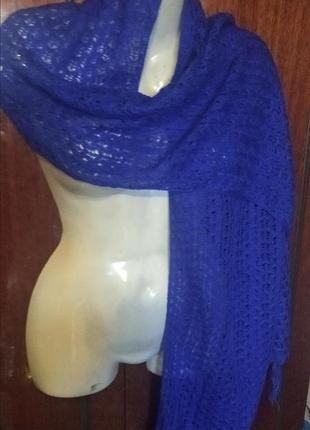 Красивый длинный широкий синий шарф цвет электрик, вязка паутинка