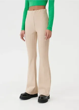 Бежеві розкльошені штани в рубчик sinsay еластичні штани з високою талією2 фото