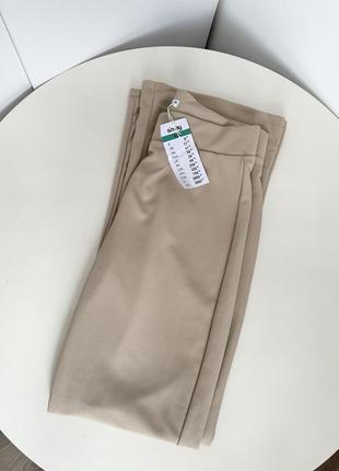 Бежеві розкльошені штани в рубчик sinsay еластичні штани з високою талією7 фото
