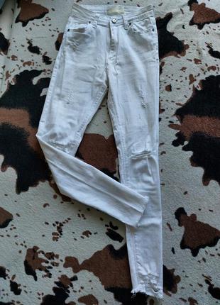 Белые джинсы