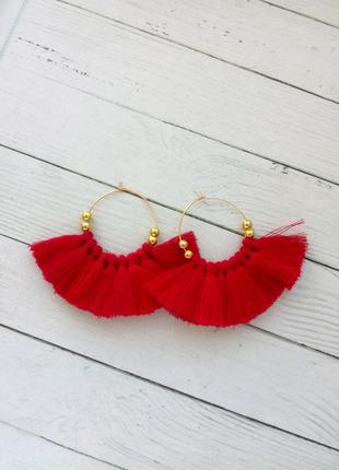 Красные серьги-обручи с хлопковыми кисточками в стиле бохо