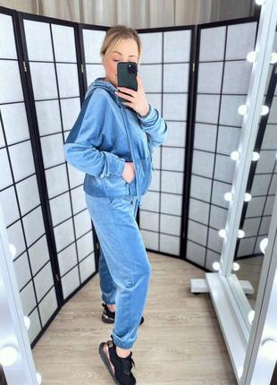 Спортивний жіночий костюм