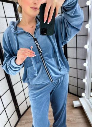 Спортивний жіночий костюм