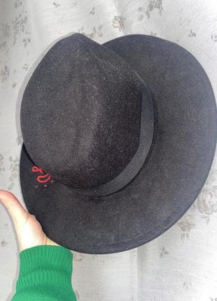 Шляпа черная с принтом.2 фото