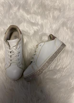 Білі кросівки для дівчинки
