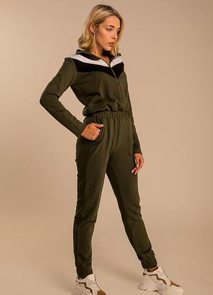 Женский трикотажный комбинезон цвета хаки с молнией вверху