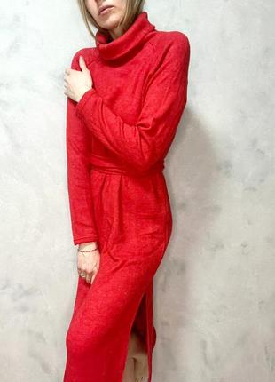 Красное ангоровое платье теплое длиной миди прямого кроя