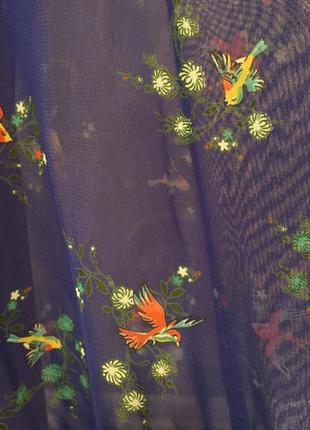 Очень красивая и стильная брендовая блузка в цветочках и птичках.3 фото