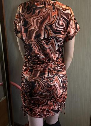 Платье со стильными стяжками по бокам2 фото