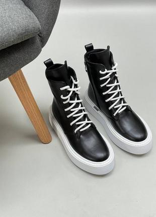 Чорні шкіряні черевики з білою підошвою