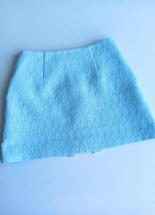 Стильная юбка мини на молнии трапецией из фактурной ткани6 фото