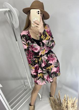 Привлекательное, яркое платье