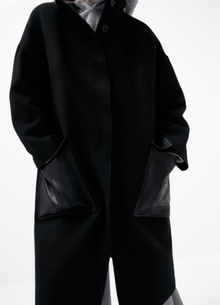 Чорне пальто зі шкіряними кишенями zara