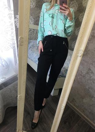 Яркая блузка с карманами