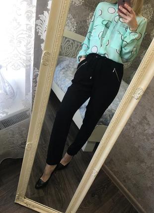 Яркая блузка с карманами