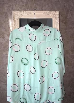 Яркая блузка с карманами