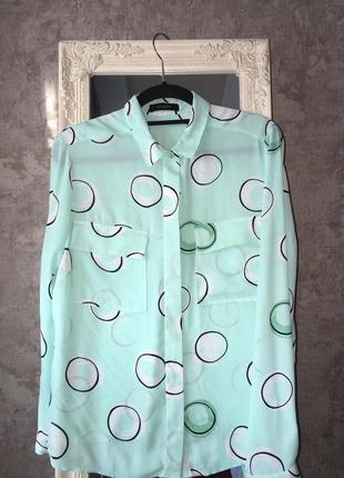 Яркая блузка с карманами