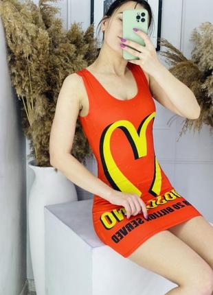 Секусуальна сукня в яскравому цікавому кольорі з написом