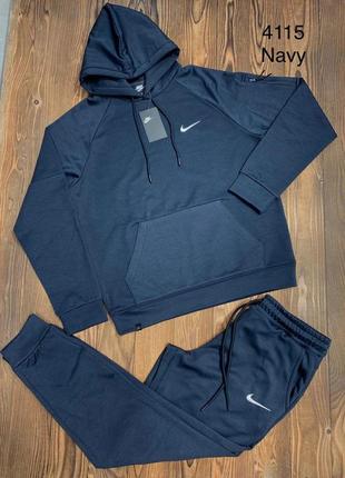 Спортивний чоловічий костюм.