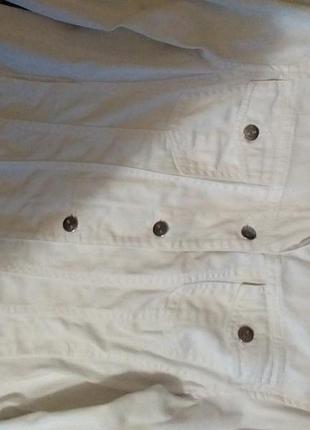Джинсова бiла куртка-пiджак.
