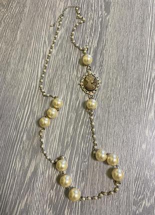 Буси з перлами і камеєю