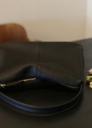 Жіноча шкіряна дизайнерська чорна сумка-мішок3 фото