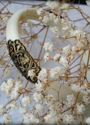 Тонкий браслет цвета слоновой кости с бронзовыми накладками2 фото