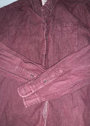 Мужская джинсовая рубашка бордового цвета2 фото