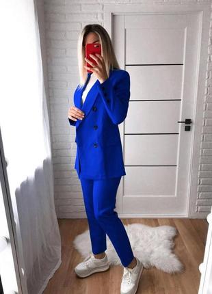 Женский брючный костюм синий электрик с пиджаком на весну классический нарядный на каждый день5 фото