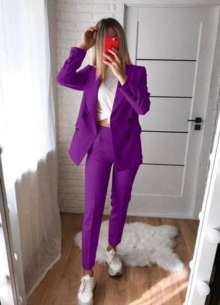 Женский брючный костюм фиолетовый с пиджаком на весну классический нарядный на каждый день1 фото